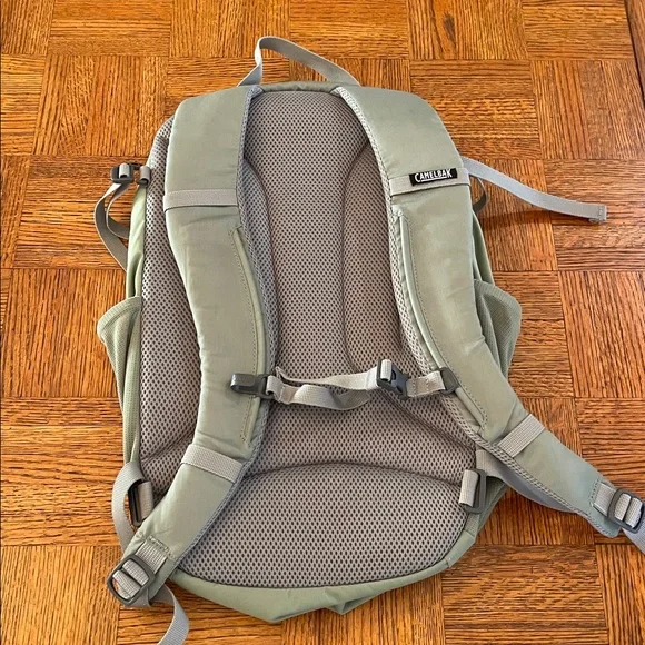 Camelbak Green Cloud Walker 18 Daypack with Mesh Side Pockets - Picture 3 of 5